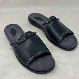 Clark’s Navy Leather Slide Sandals size 8.5